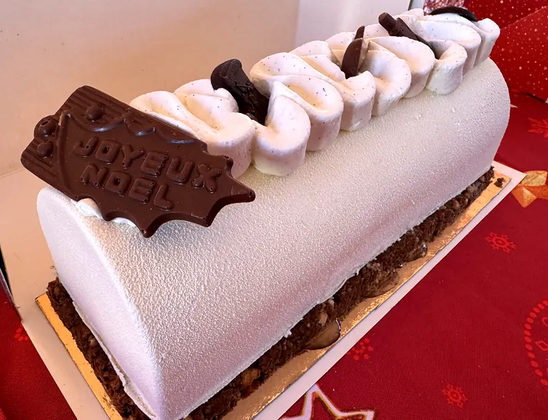 Bûche glacée blanche, décor en chocolat
