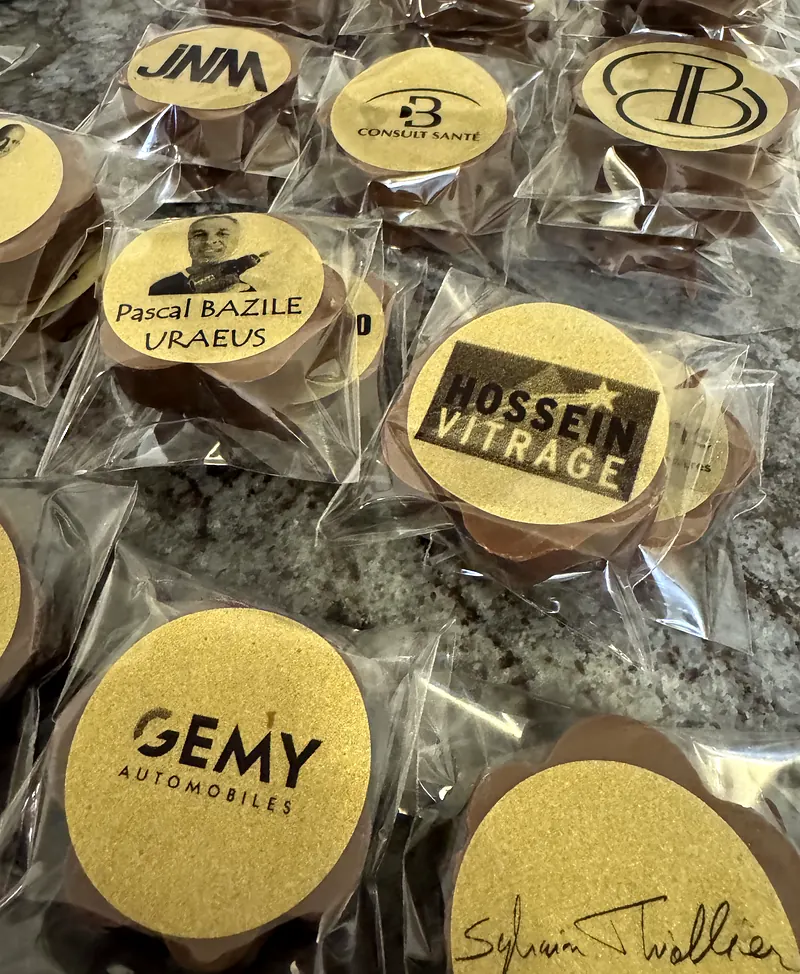 Médaillons en chocolat imprimés aux logos d'entreprises