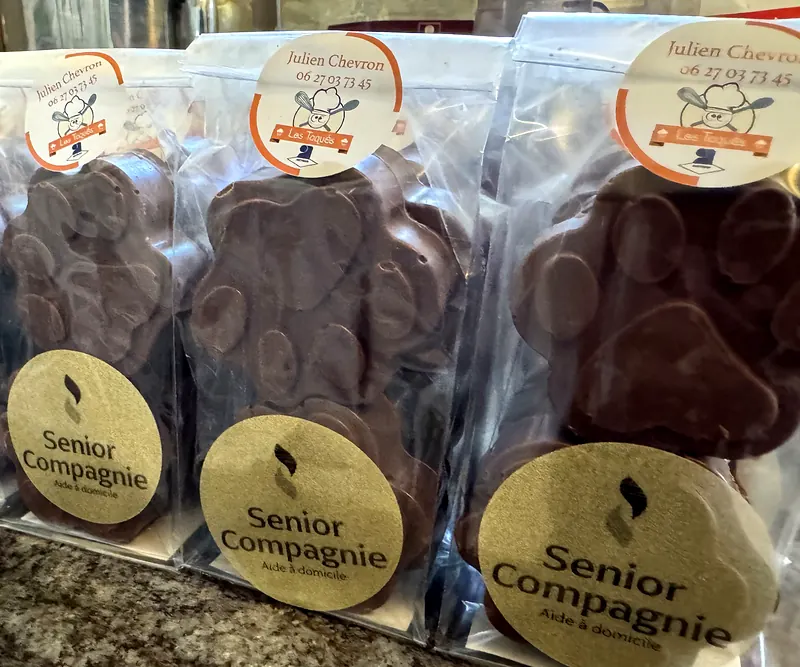 Sachets de chocolats aux étiquettes personnalisées pour une entreprise