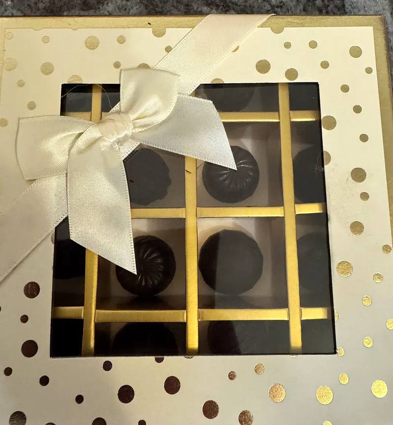 Coffret de chocolats à fenêtre, noué d'un ruban crème