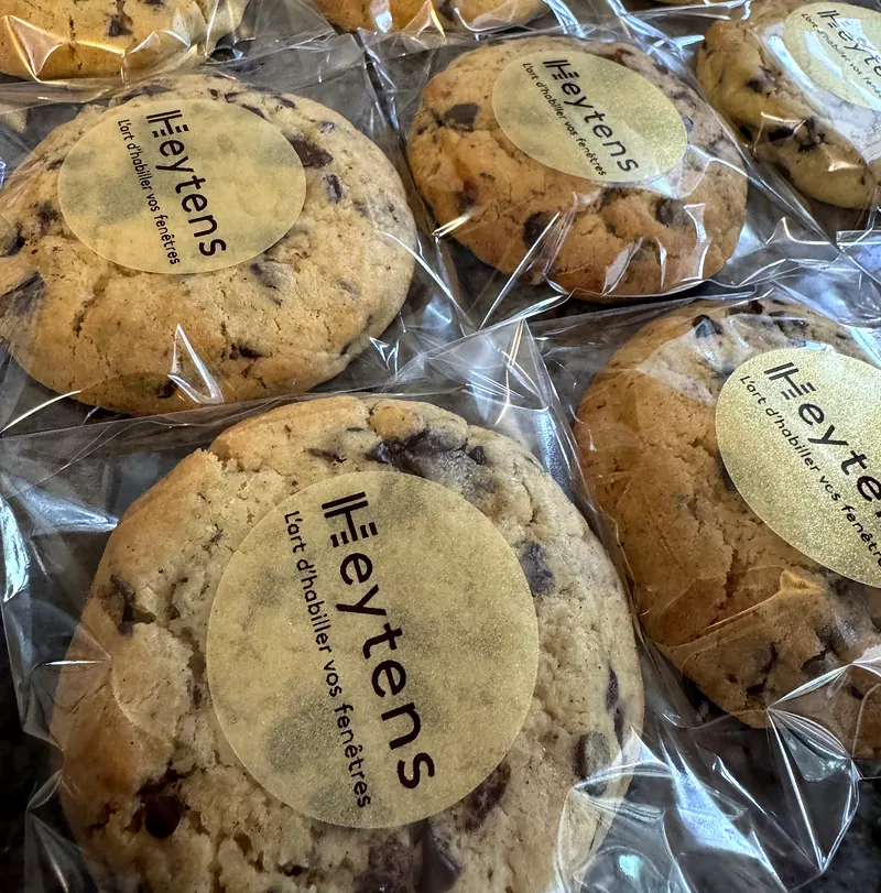 Cookies aux pépites de chocolat ornés d'un logo d'entreprise