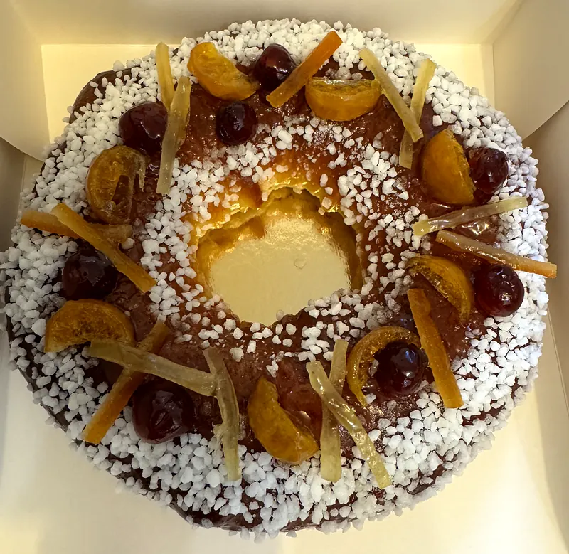 Couronne briochée aux fruits confits et sucre perlé
