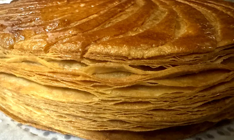 Tranche d'une galette feuilletée, les feuilles de pâte bien visibles