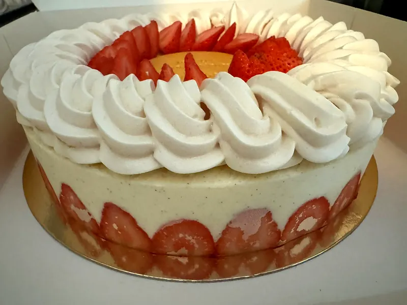 Fraisier : crème vanille, fraises fraîches et couronne de crème fouettée