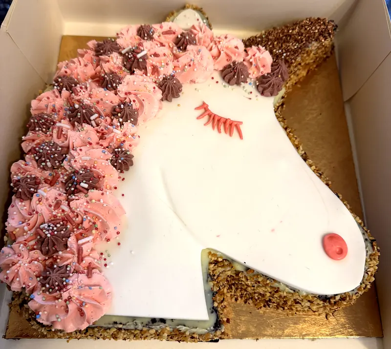 Gâteau d'anniversaire en forme de tête de licorne
