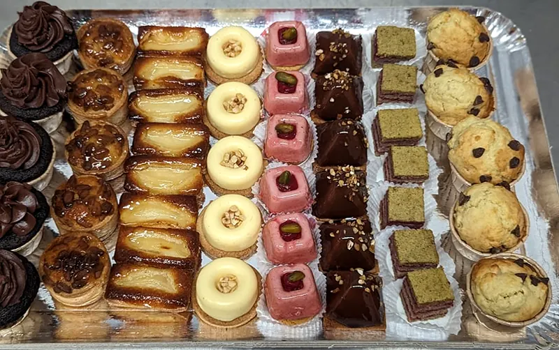 Plateau de mignardises : tartelettes, financiers, cookies et petits gâteaux