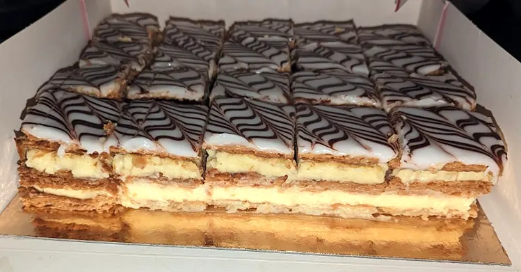 Mille-feuille glacé au fondant marbré de chocolat