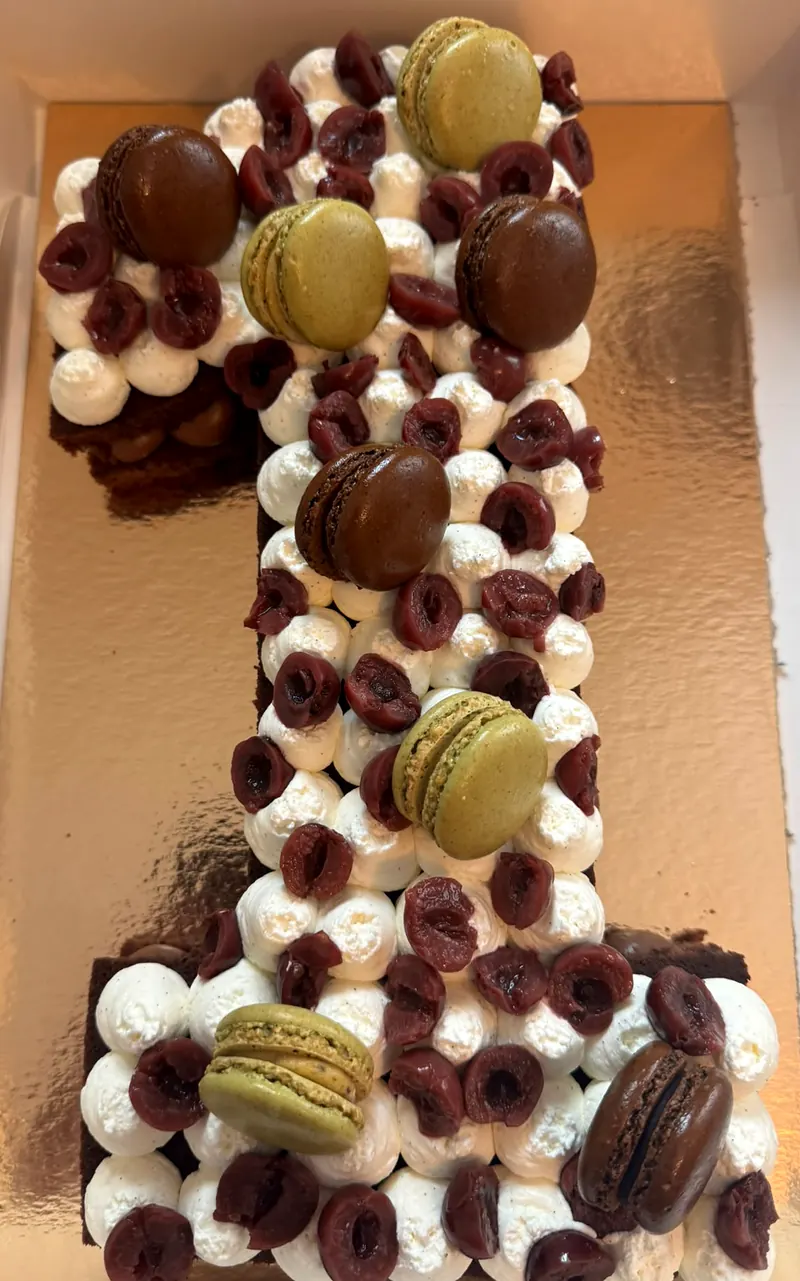 Number cake en forme de 1 : crème fouettée, cerises et macarons