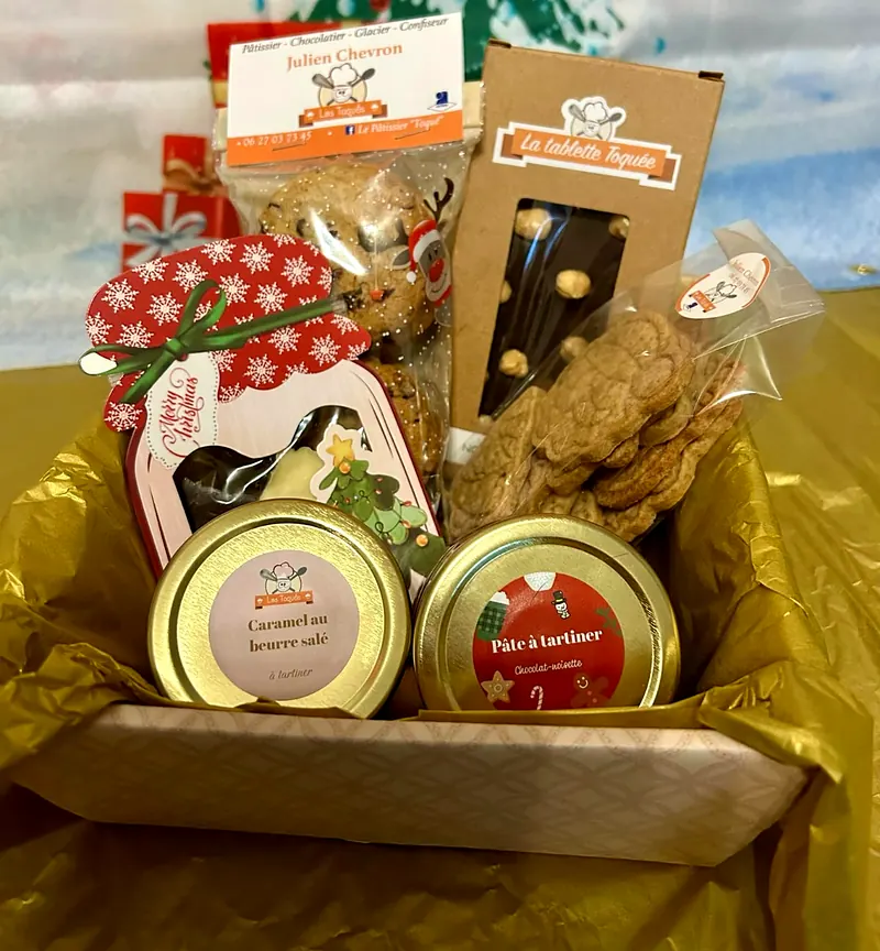 Panier gourmand de Noël : caramel au beurre salé, pâte à tartiner chocolat-noisette, tablette Toquée, cookies et biscuits