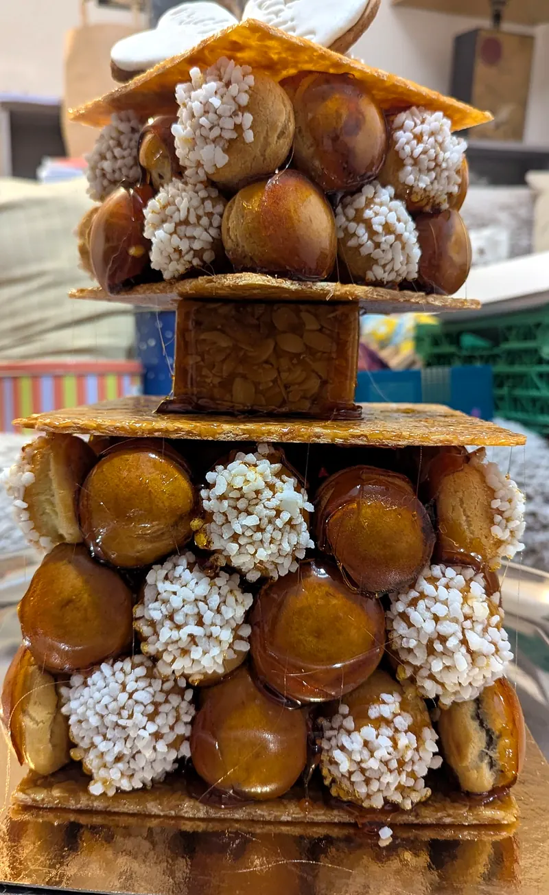 Pièce montée de choux caramélisés et choux au sucre perlé sur plaques de nougatine