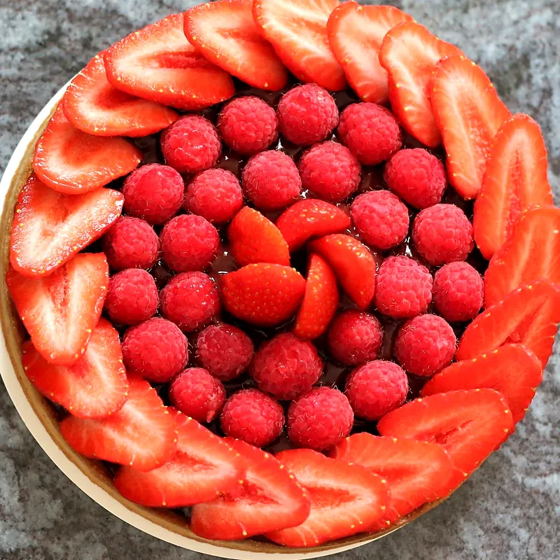 Tarte aux fraises et framboises vue du dessus