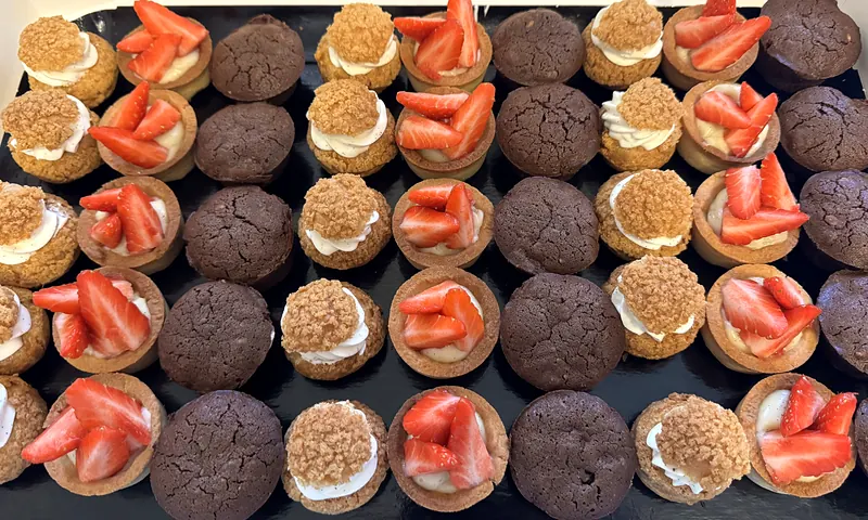 Plateau de tartelettes aux fraises, choux craquelin et moelleux au chocolat